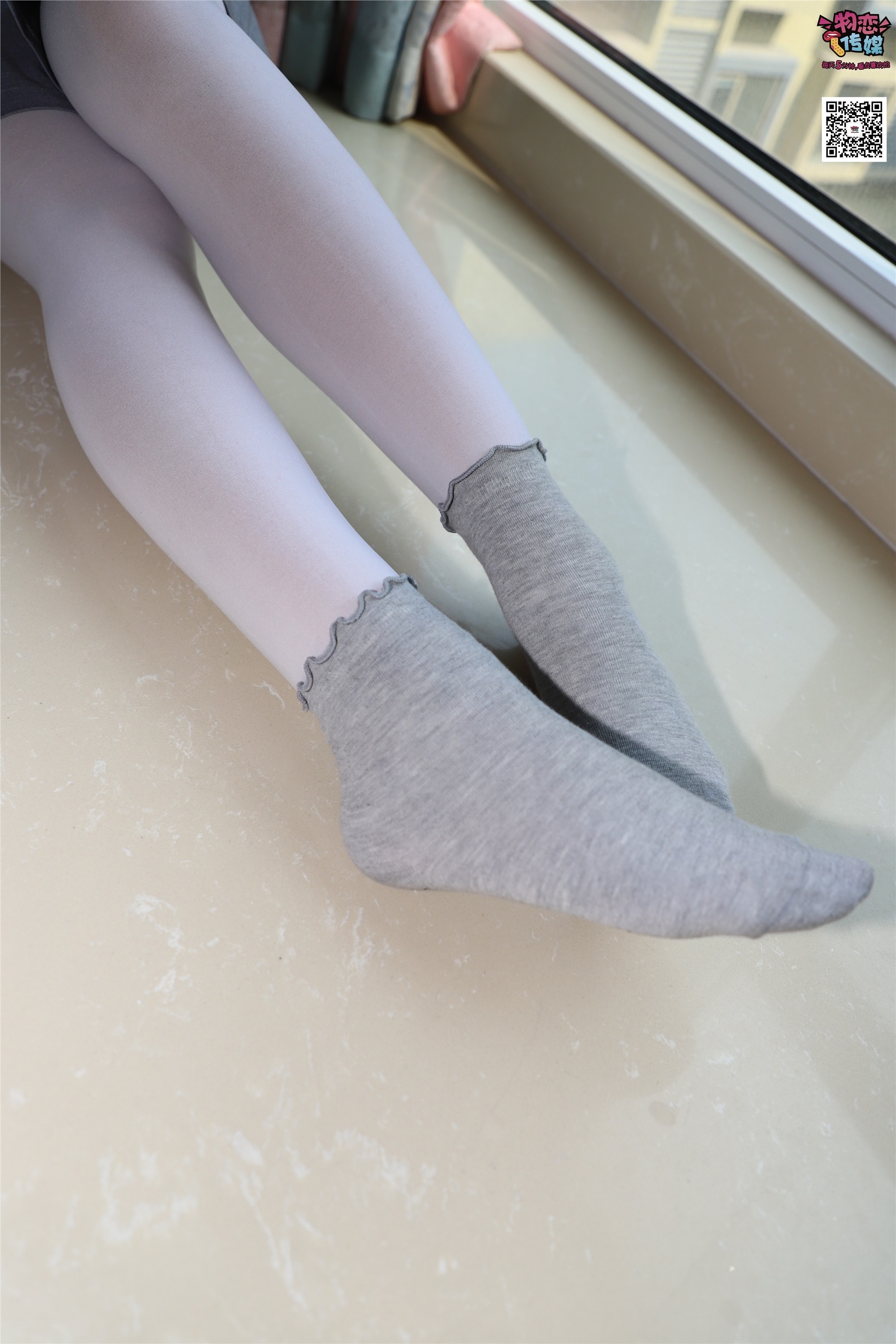 物恋传媒 No.005 JK制服高中小姐姐，棉袜加丝袜